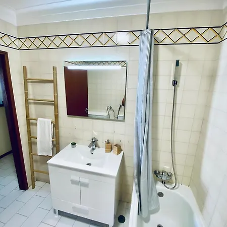 Com Vista-mar Na Da Rocha, *