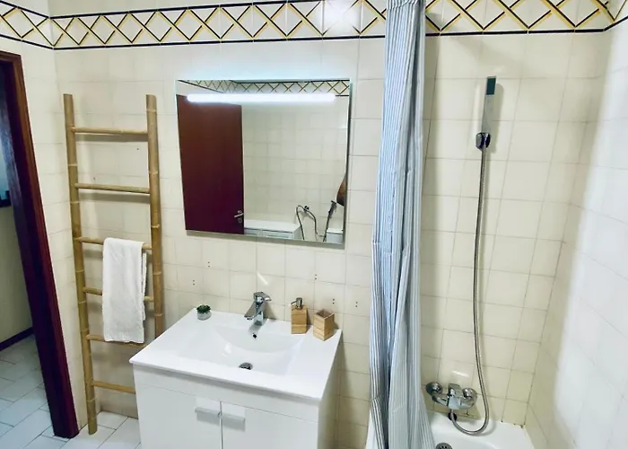 Com Vista-mar Na Da Rocha, *